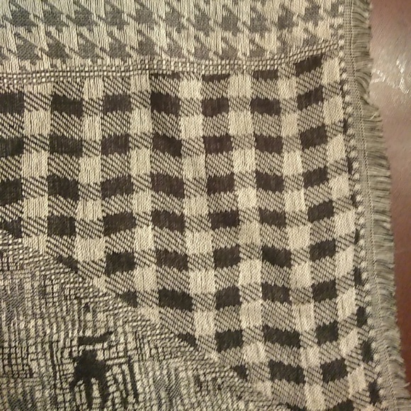 Patterned scarf - Picture 2 of 3